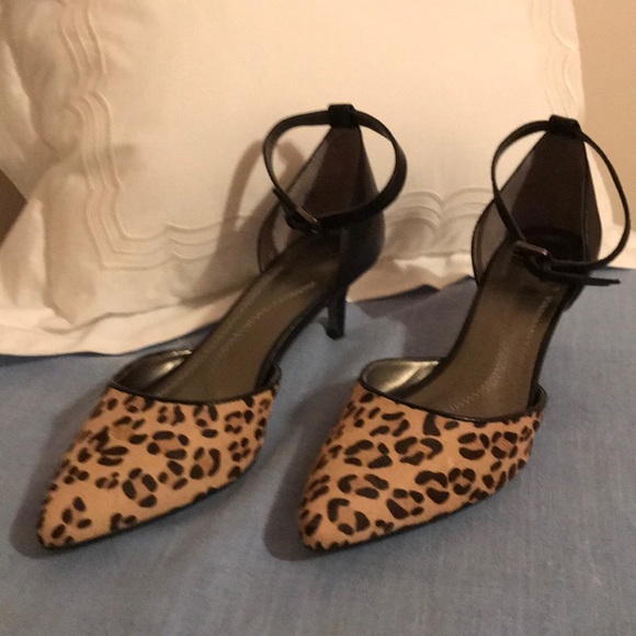 Tahari Shoes - 💖TAHARI Leopard Heels with Ankle Strap. Sz 6.5